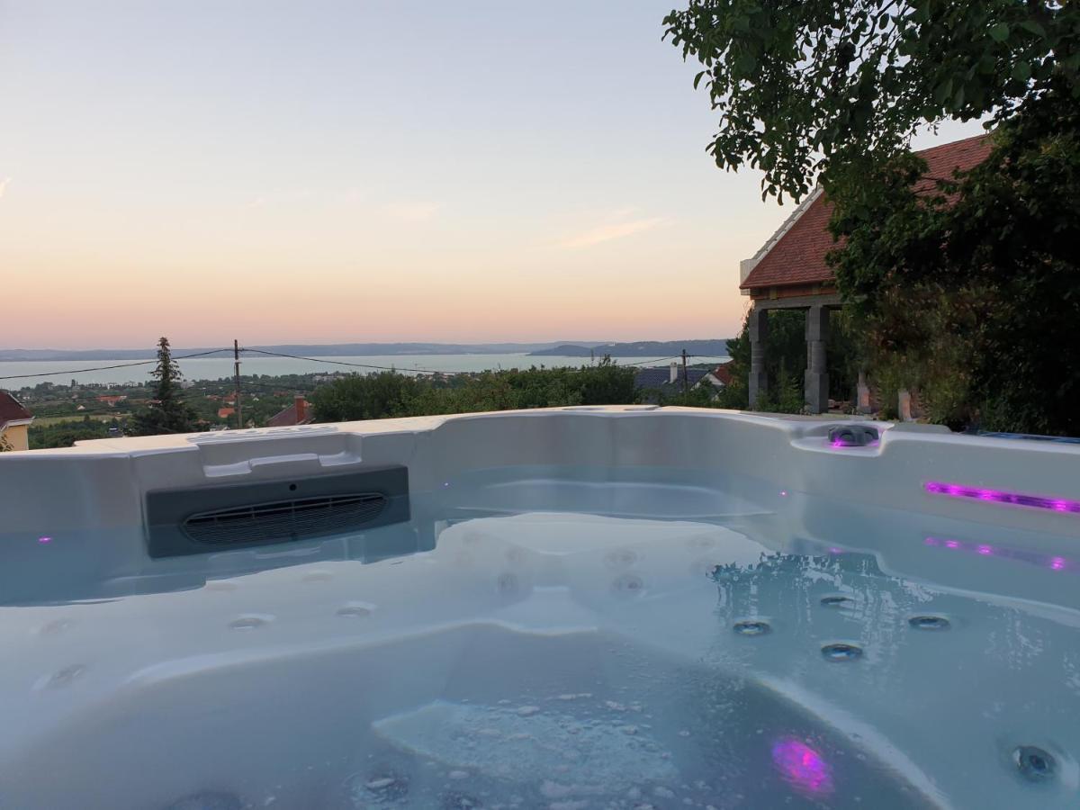 Lakeview Apartments Balatonfuered Exteriör bild