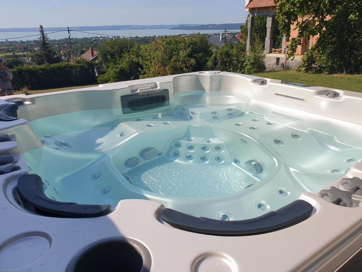 Lakeview Apartments Balatonfuered Exteriör bild