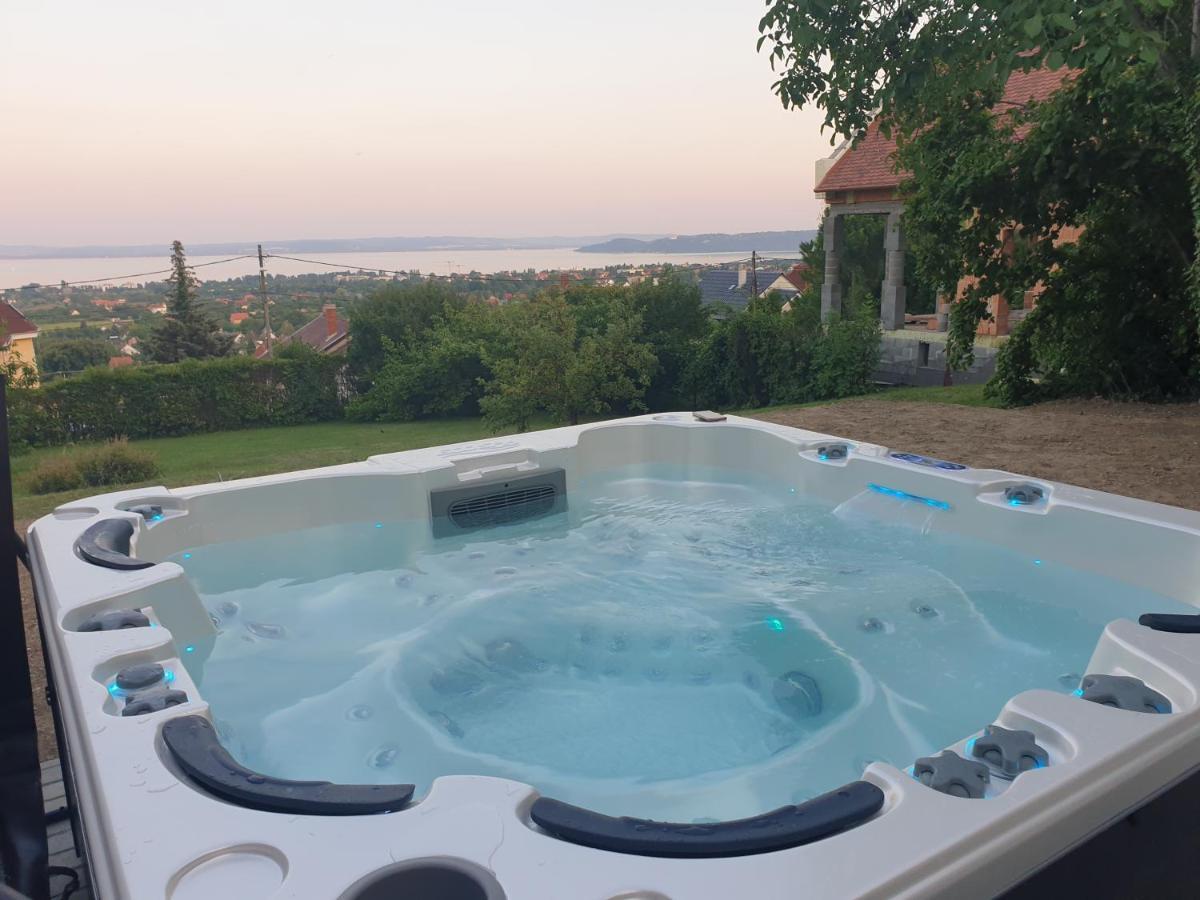 Lakeview Apartments Balatonfuered Exteriör bild